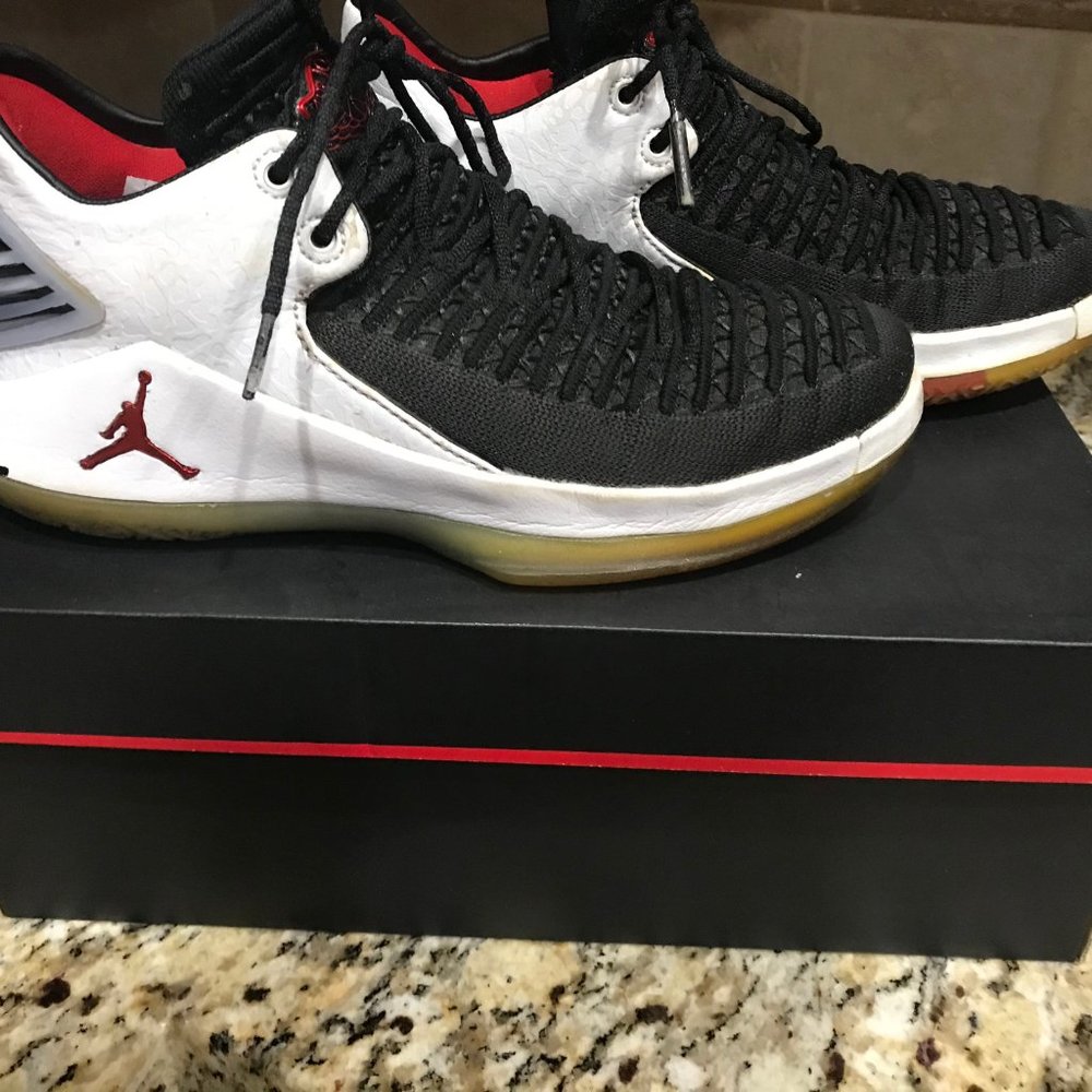 **Air Jordan XXXII Low BG - Youth Size 5** - Picture 3 of 6